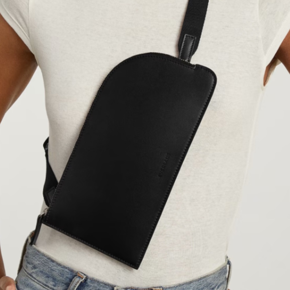 Everlane The Cactus Leather Sling Bag in Black